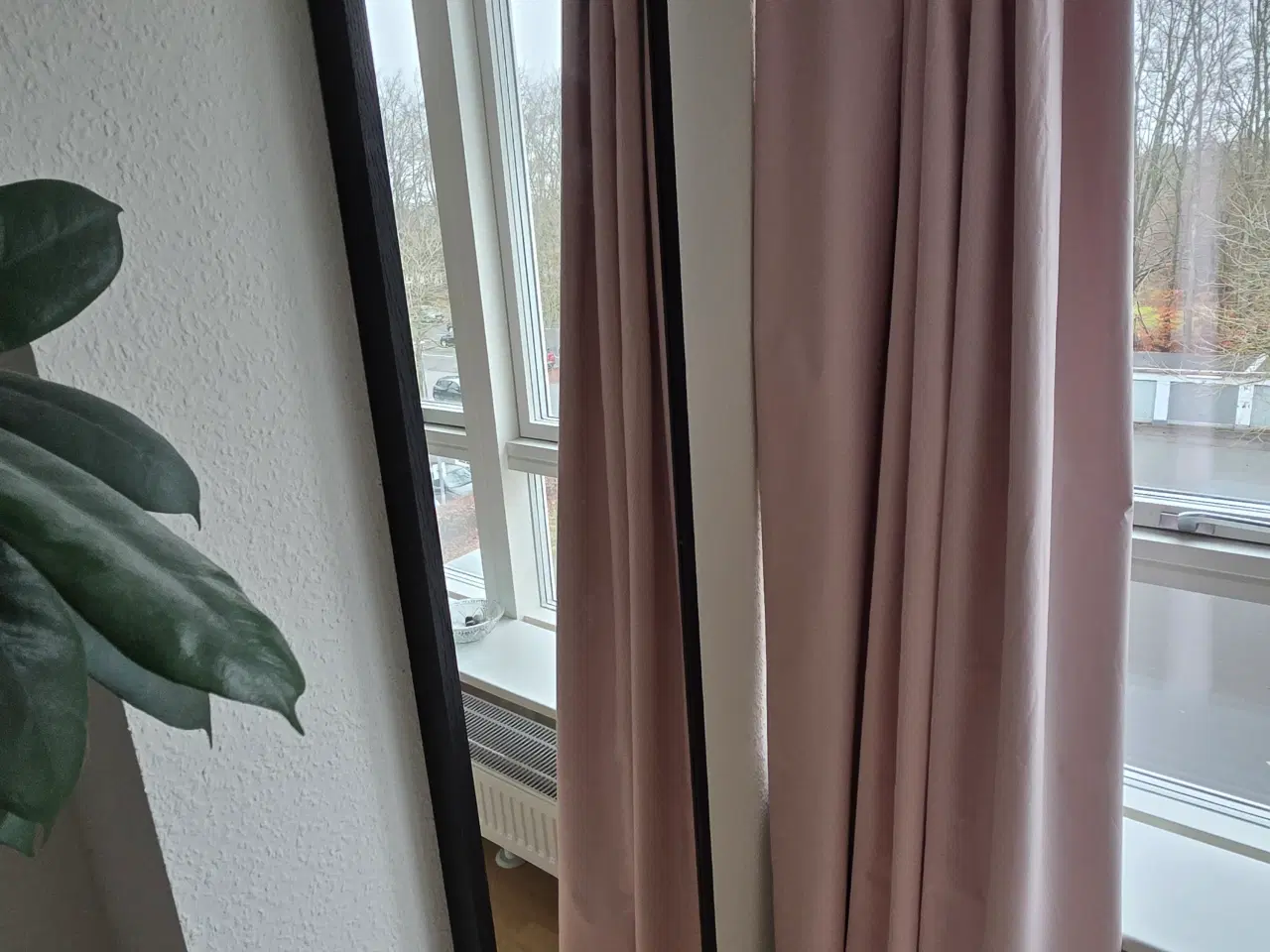 Billede 1 - Vægspejl med sort træramme