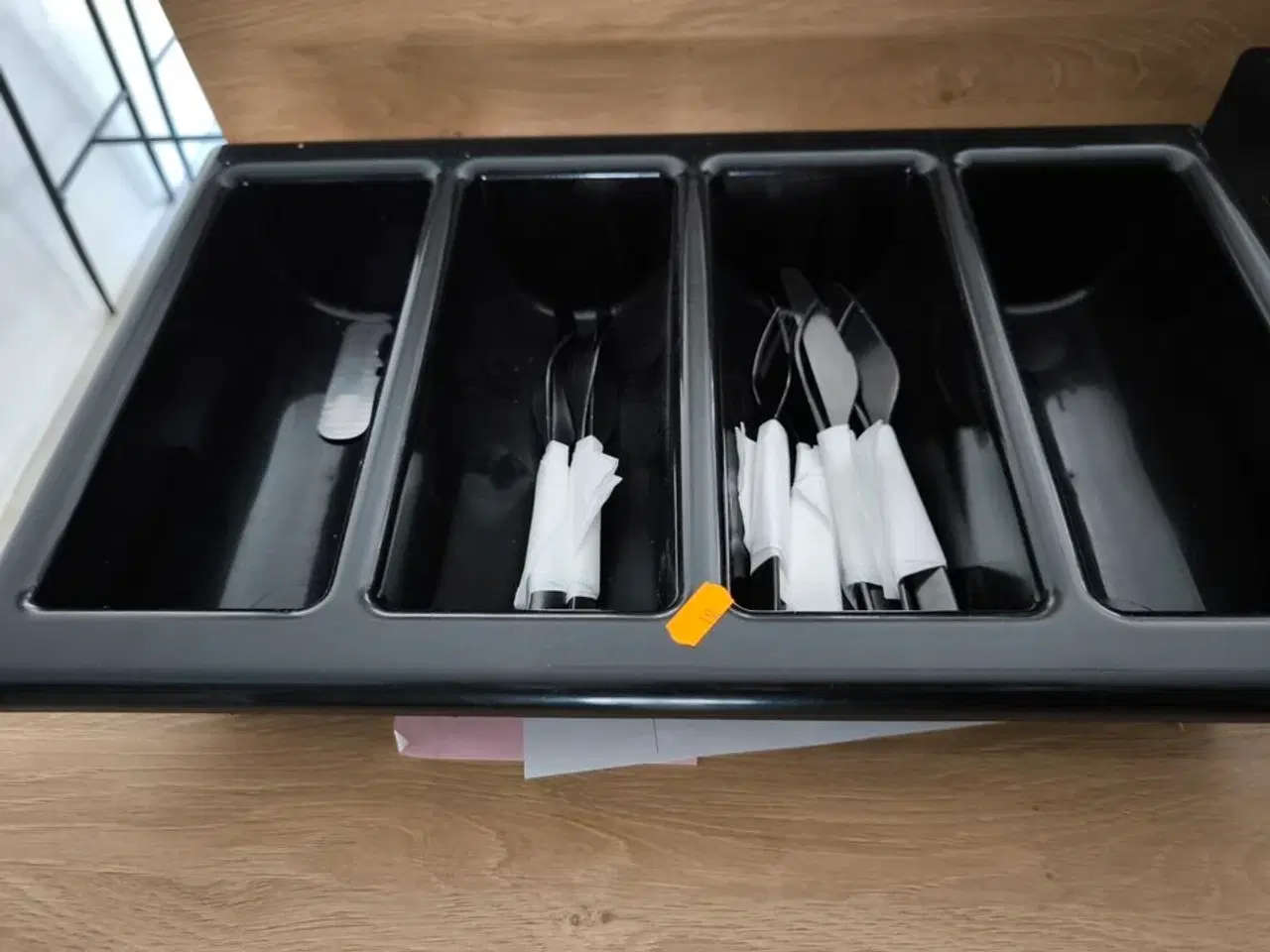 Billede 5 - Hylder med indhold samt service