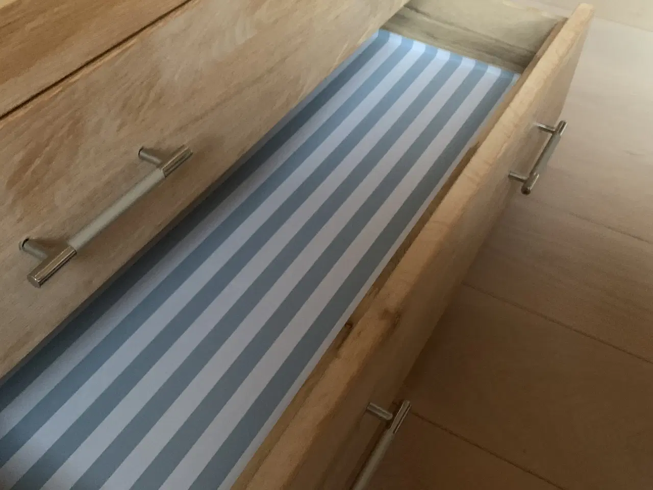 Billede 5 - Smukt skab i massivt træ med glaslåger og skuffer