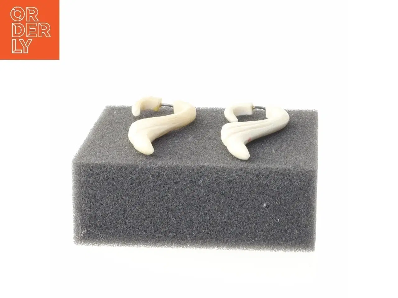 Billede 2 - Øreringe i hvid plastik (str. 5,5 cm)