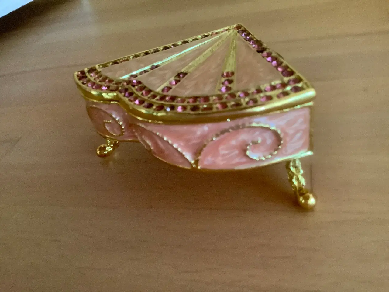 Billede 5 - Lille smykkeskrin formet som et klaver.