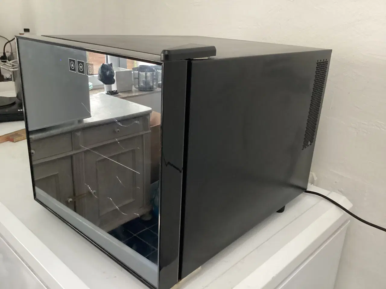 Billede 4 - Min Vin køleskab målende kan ses på billederne.