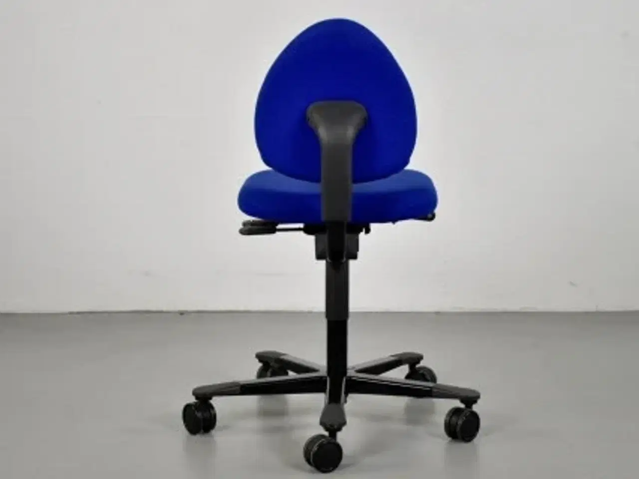 Billede 3 - Häg kontorstol med blå polster og sort stel