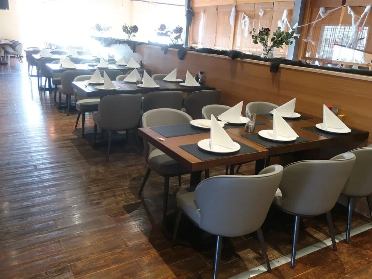 Billede 2 - 10 borde og 30 nye stole