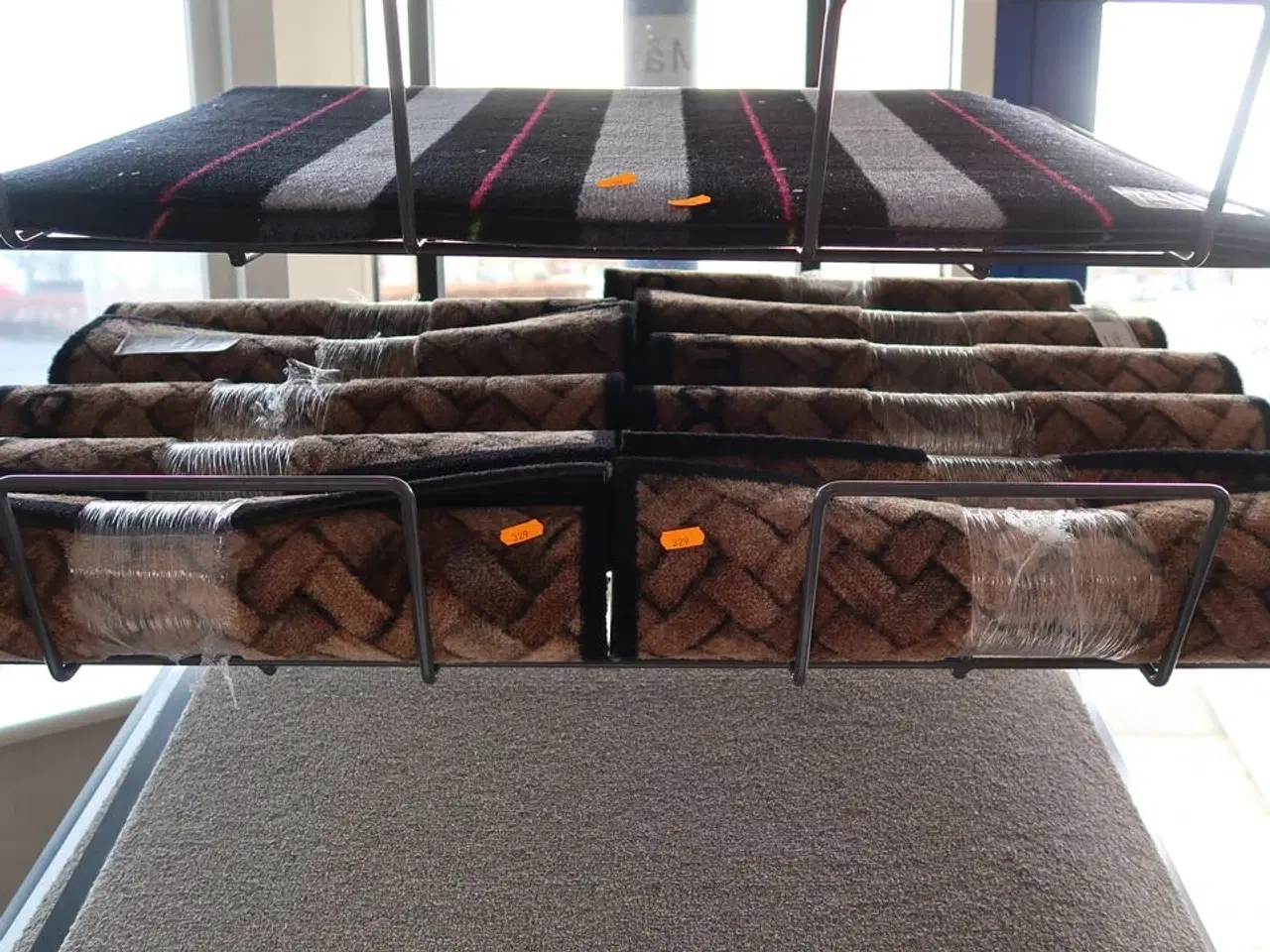 Billede 1 - Hylde med dørmåtter