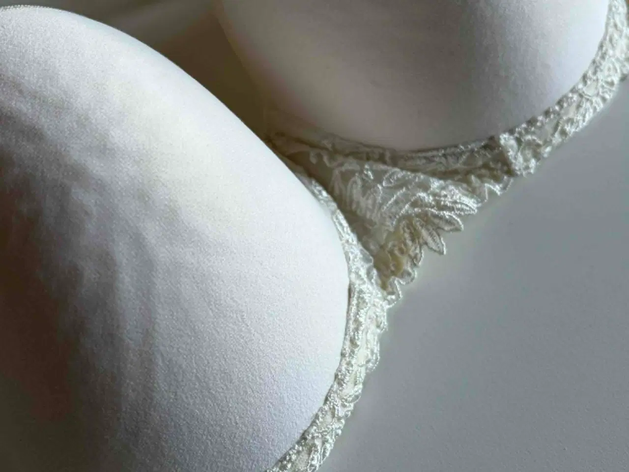 Billede 4 - Chantelle bh og string trusse, str. 75C / L
