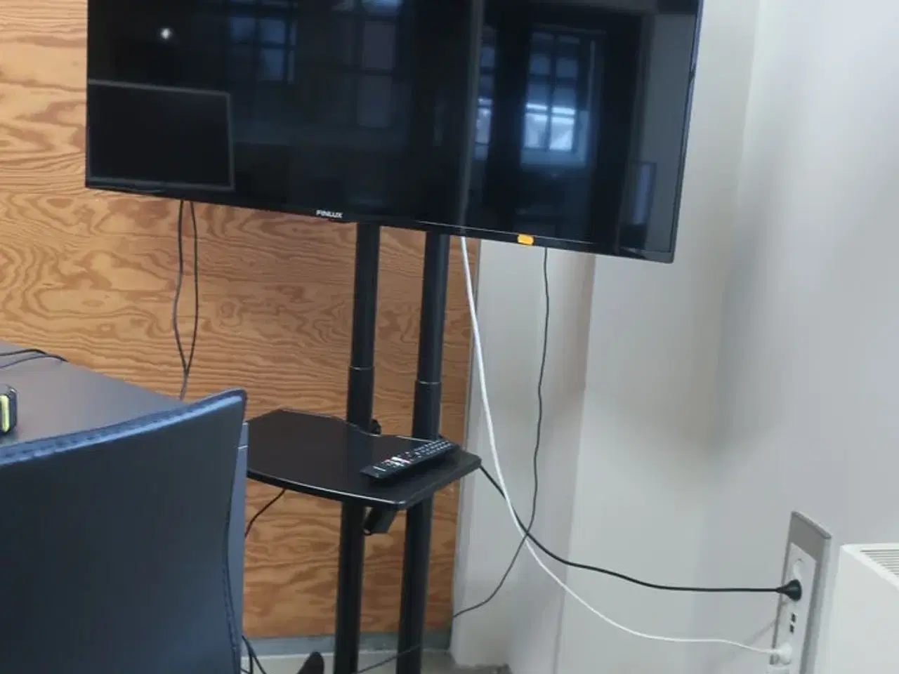 Billede 2 - Fladskærm FINLUX inkl. stativ