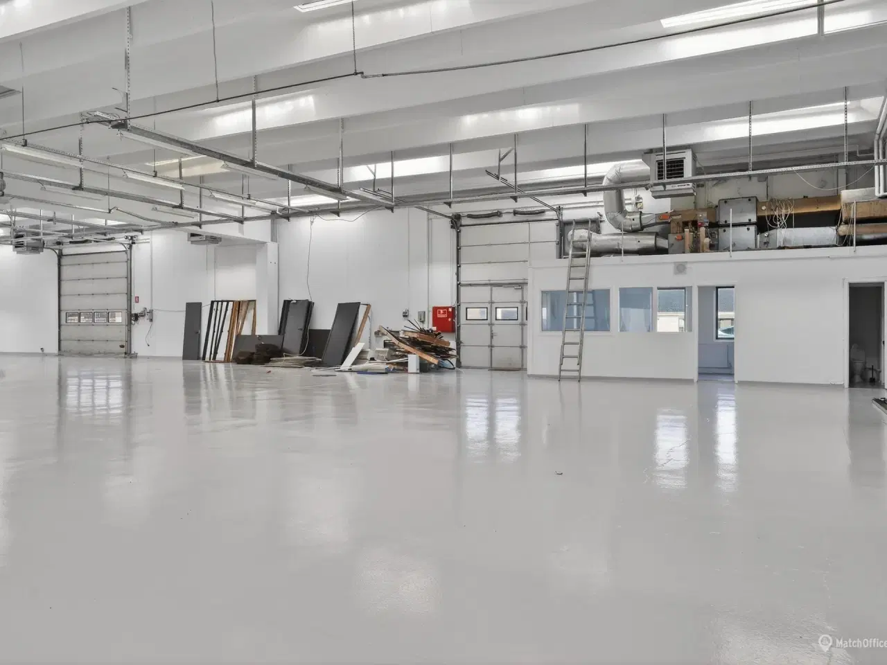 Billede 5 - Stort lagerlejemålet med egne kontorlokaler et stort befæstet areal og store porte