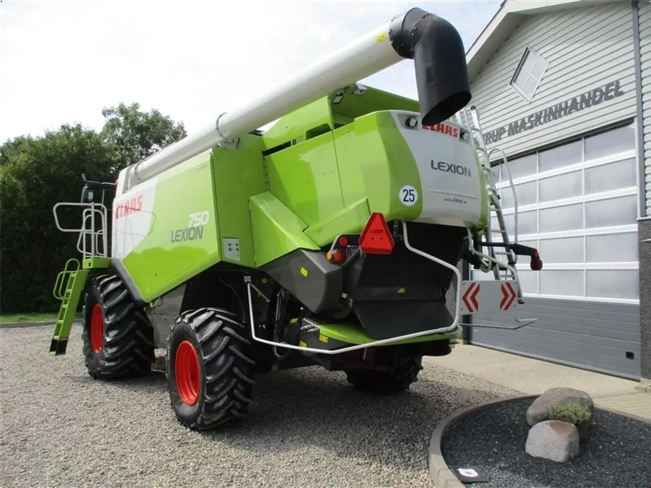 Billede 13 - CLAAS LEXION 750 Gårdmaskine med V900 skærebord.
