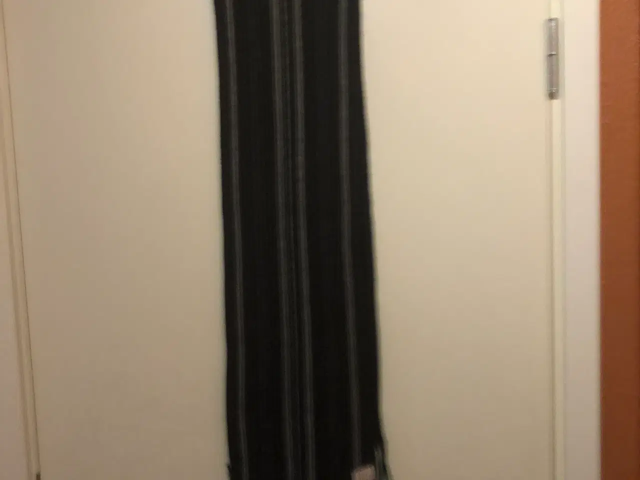 Billede 1 - Halstørklæde - stribet i grå og sorte farver
