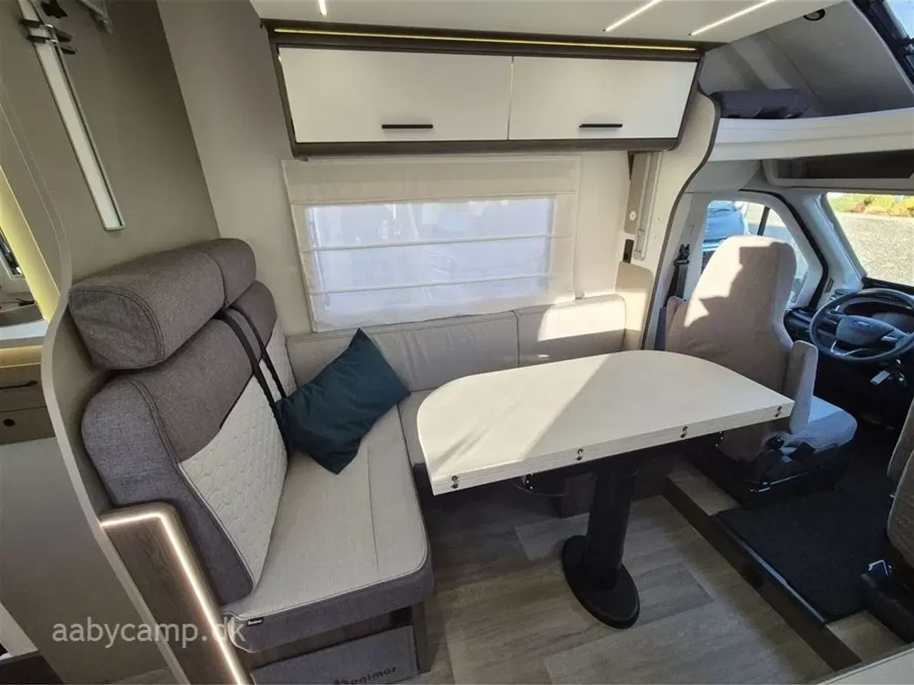 Billede 11 - 2026 - Benimar Tessoro   Nk Pakke. 8 trins Automatgear. 200W solceller. Webasto Dieselfyr. Kompressor køleskab. Køjer bag og sænkeseng Foran.
