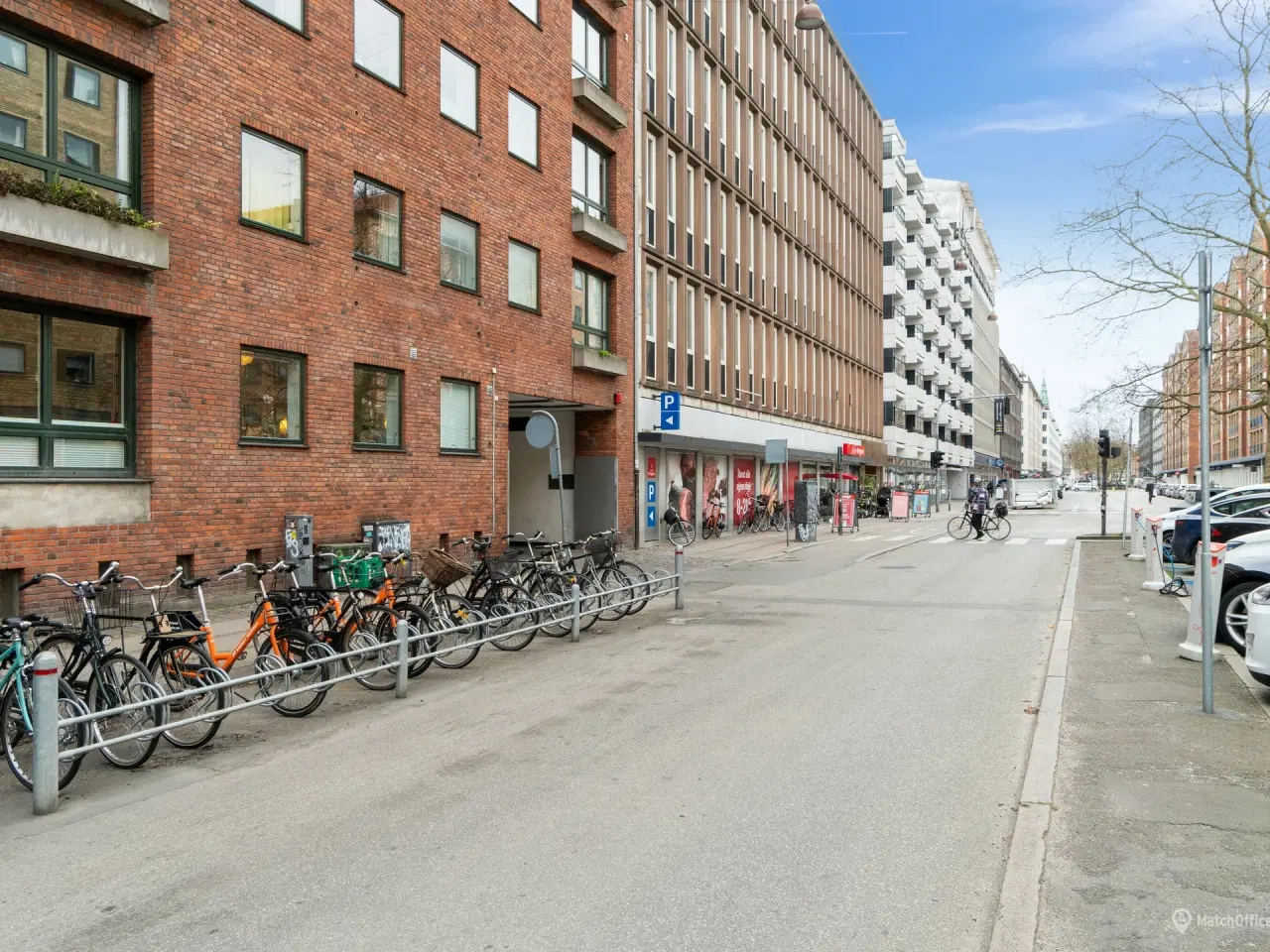 Billede 1 - 🚗 Fast parkeringsplads i aflåst p-kælder – centralt i Indre By