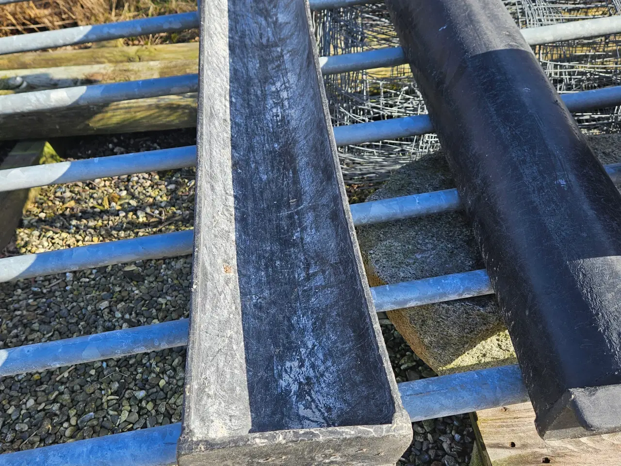 Billede 5 - Galvaniseret låger og plast trug  brugt til får...