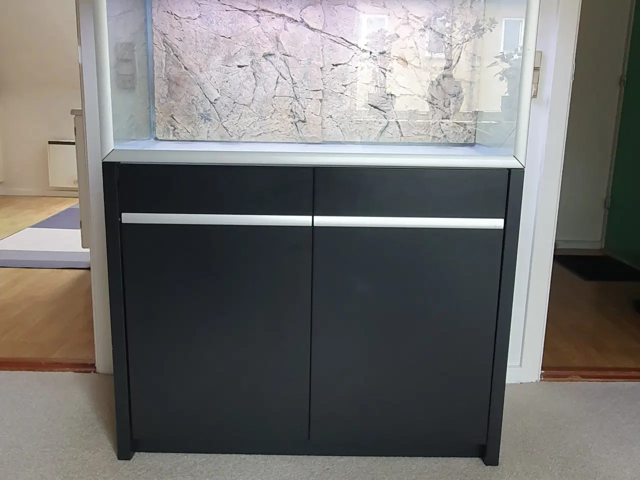 Billede 1 - 250 ltr Akvarie + armatur + kabinet + baggrund