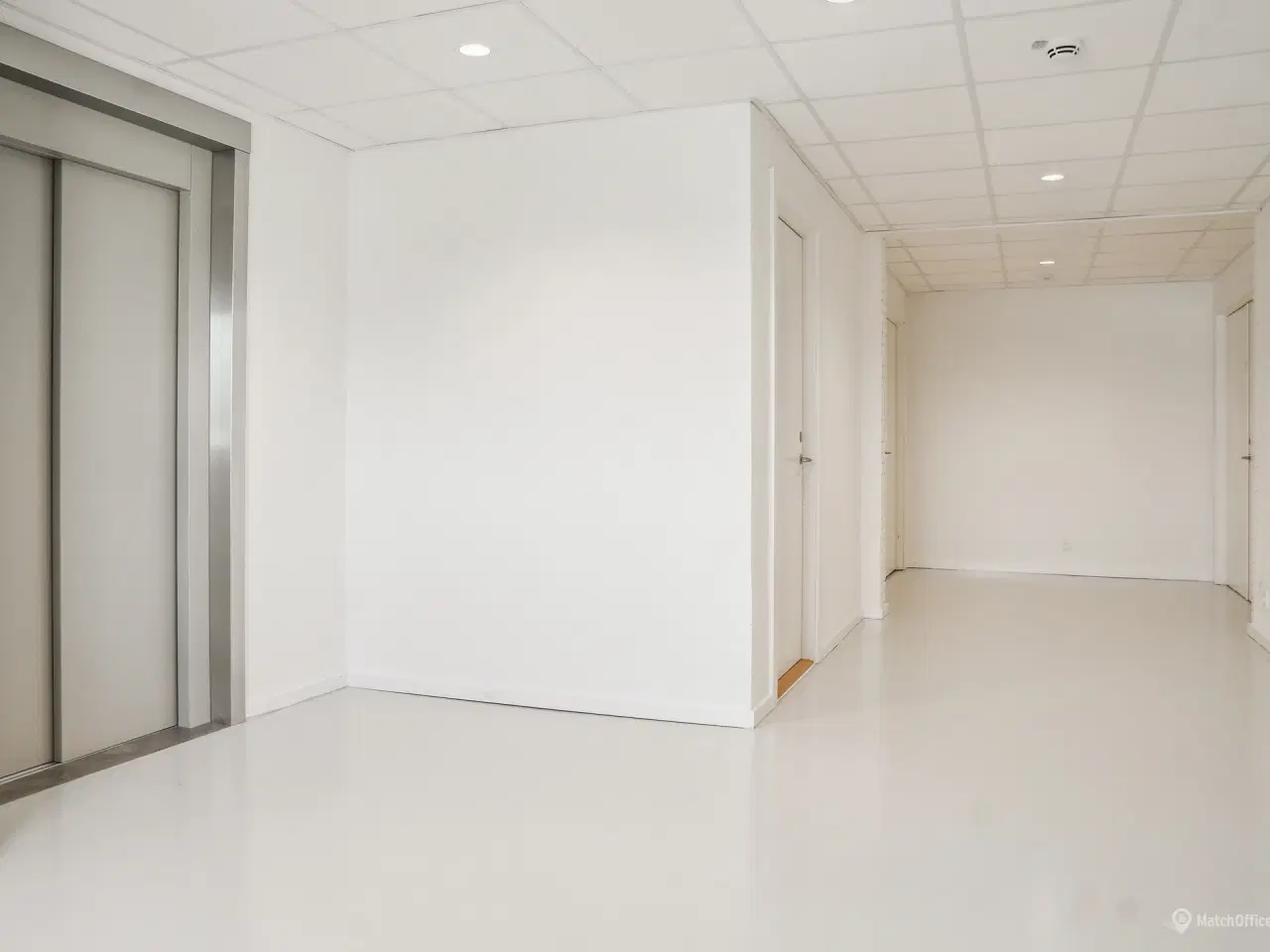 Billede 7 - Moderne. lyst kontor og råt indrettet mindre lager