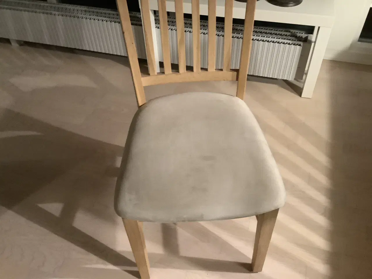 Billede 1 - Spisebord i massivt egetræ med 8 stole og 2 tillæg