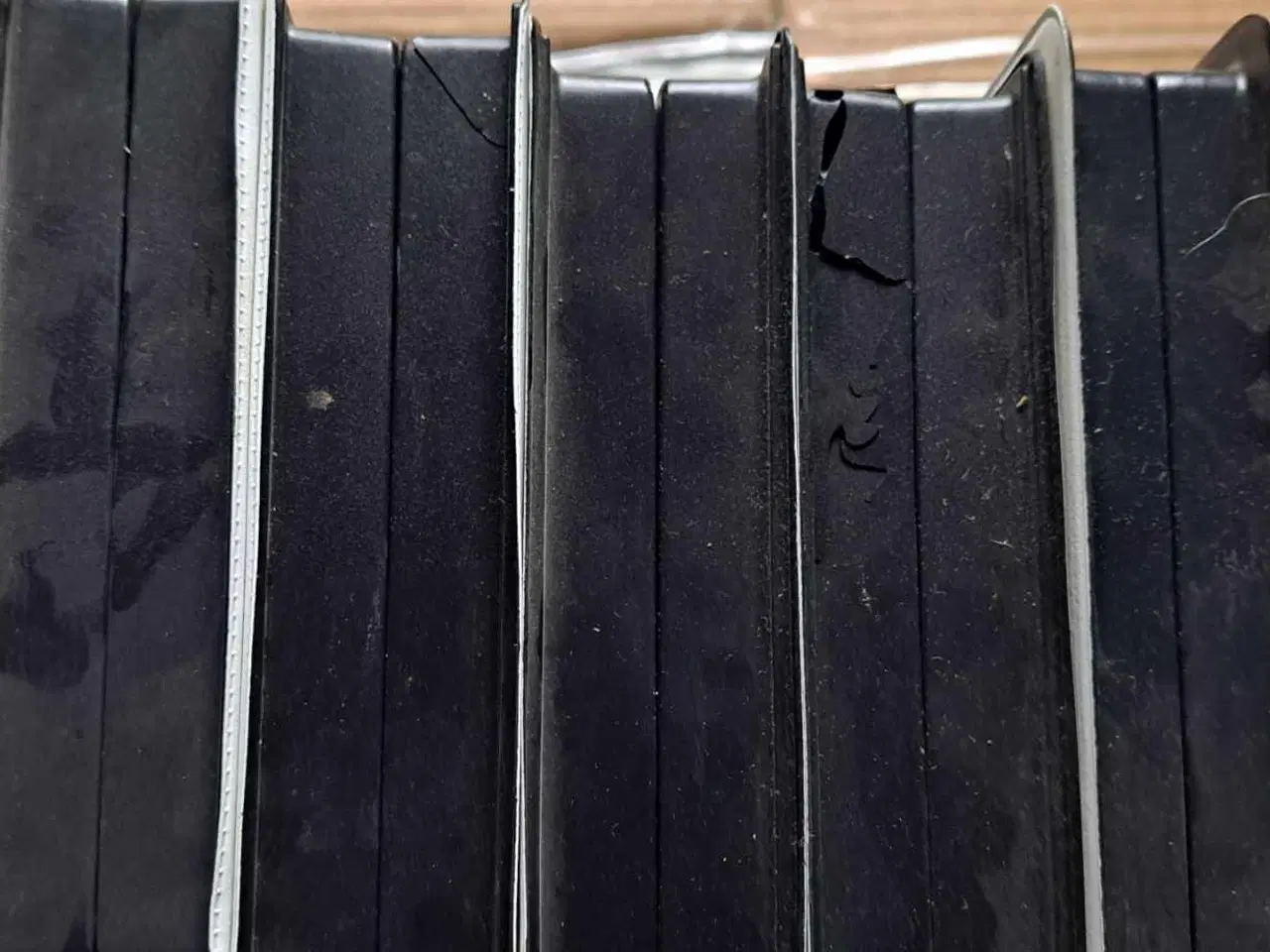 Billede 1 - Har 5 vhs cover de har lidt skader 
