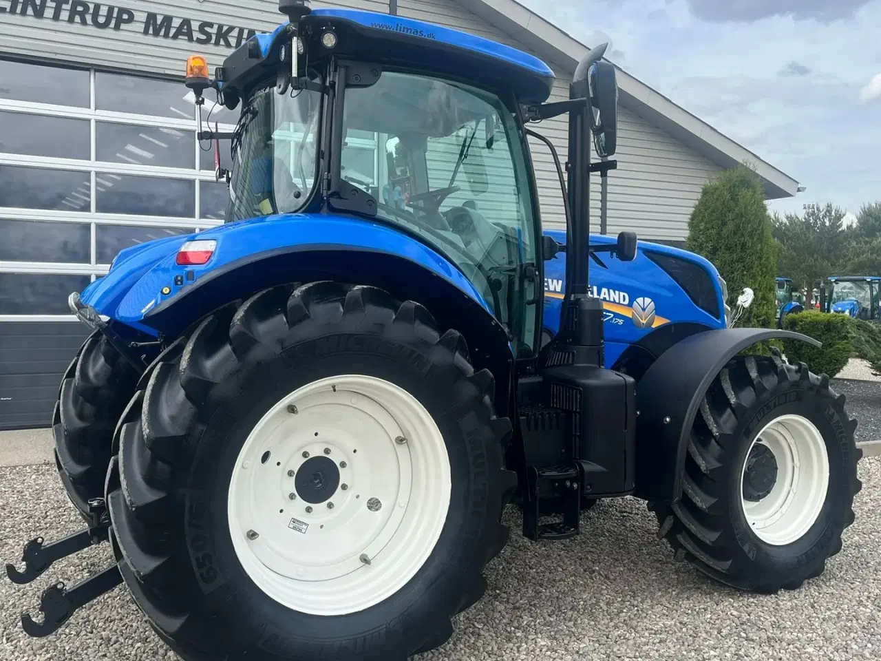 Billede 15 - New Holland T7.175 RangeCommand med frontlift. Meget velholdt gård traktor.