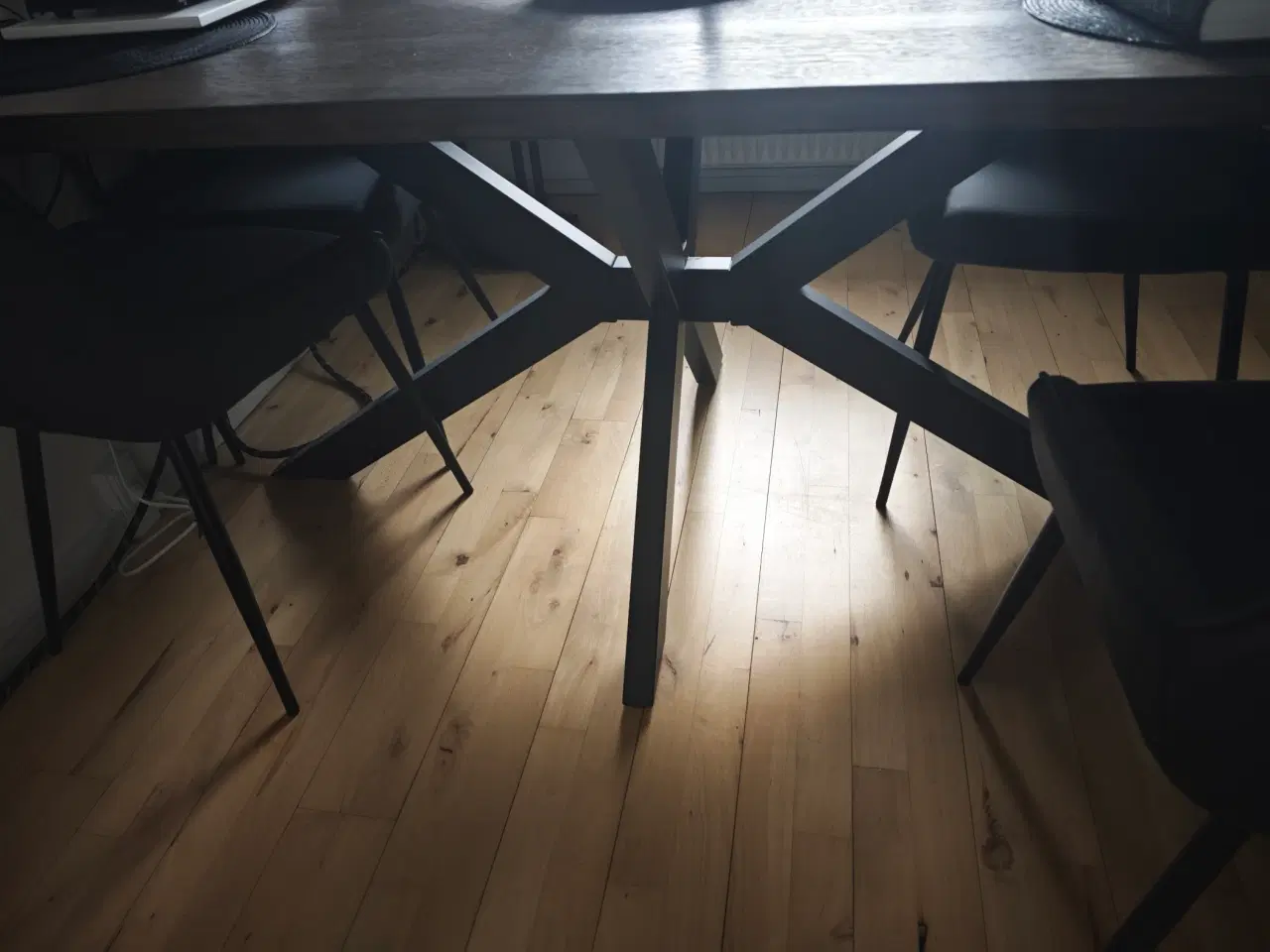 Billede 4 - Spisebord i fineret egetræ med 4x stole ( nyt )