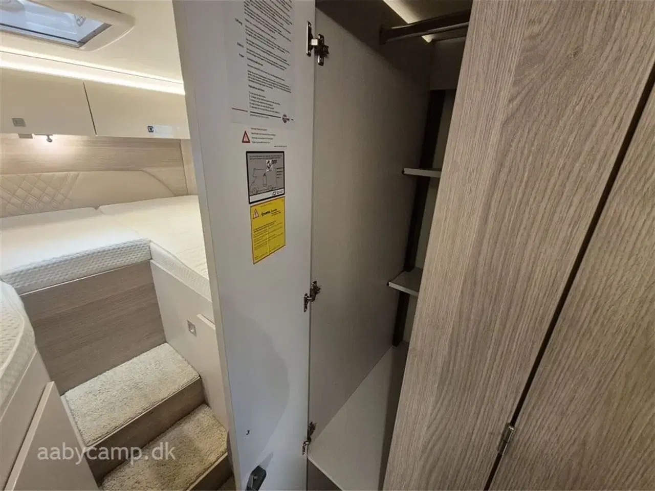 Billede 18 - 2023 - Bürstner Lineo T690 G   Automatgear. solcelle. 2x batterier. inverter. maxfann. Fyldegas. kompressor køleskab. Avara alarm system. anhængertræk. elektrisk indgangstrin.