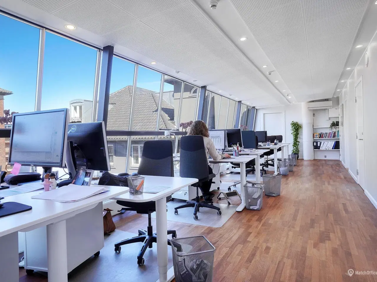 Billede 11 - Kontor i Hellerups smørhul med store glaspartier og kig til Øresund