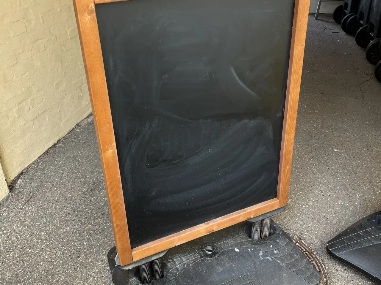 Billede 2 - Vindstabilt gadeskilt til kridt