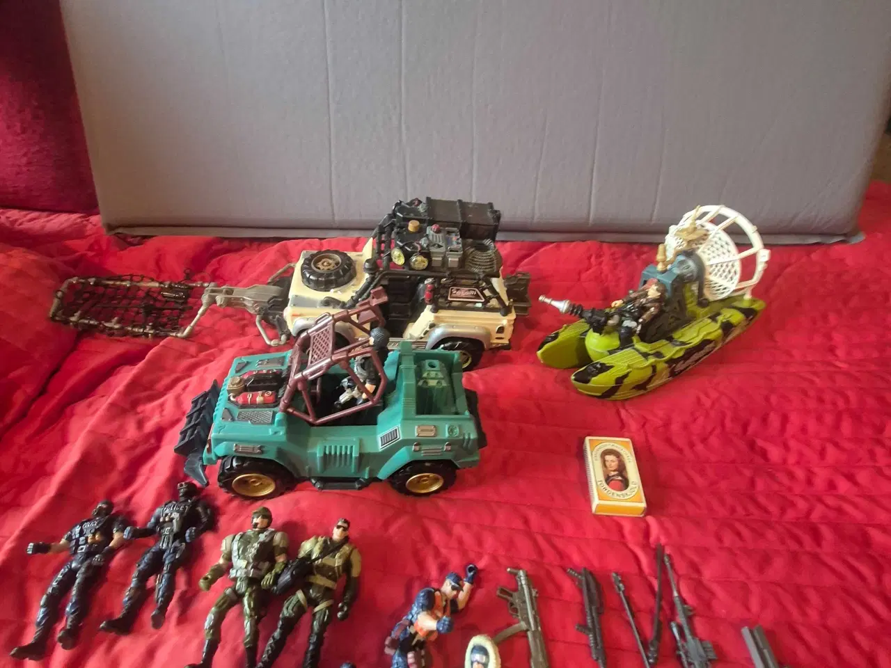 Billede 1 - Action jeep, båd samt figurerer 