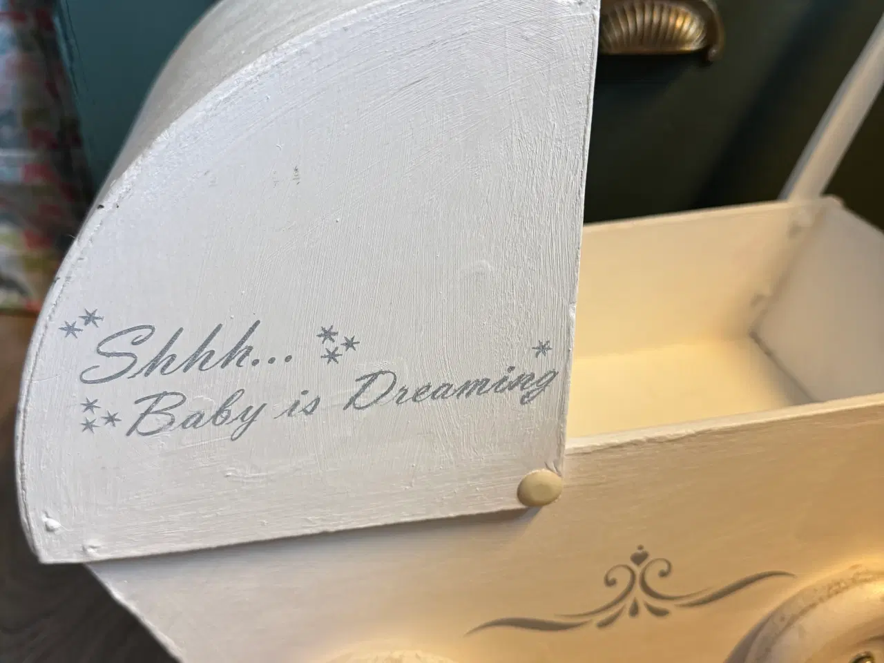 Billede 2 - Hvid dukke vogn med skrift