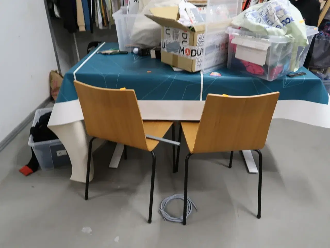 Billede 2 - Stole, borde, tøjstativer med div. Tøj m.m.