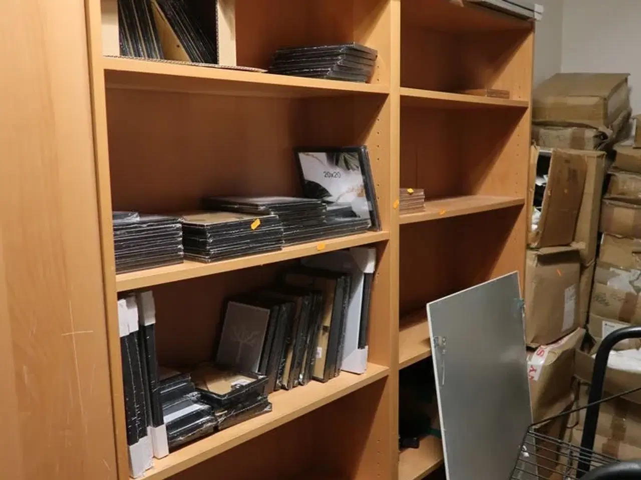 Billede 1 - 2 stk. reoler med div. Rammer m.m.