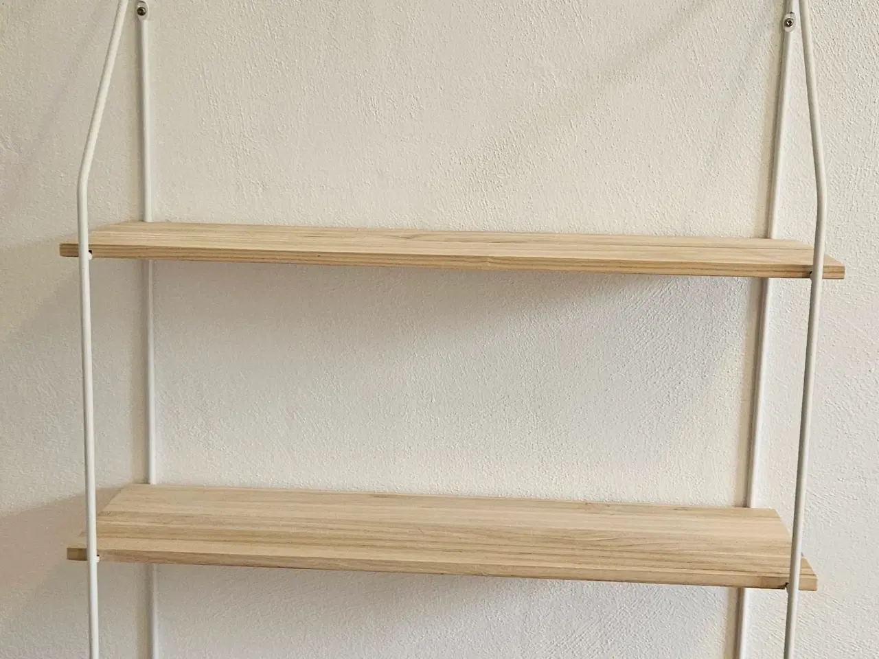 Billede 1 - 2 væghylder i hvid med træhylder