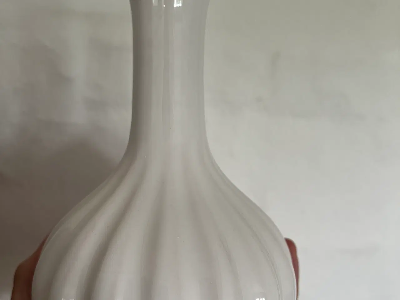 Billede 3 - Hvid rillet vase fra Knabstrup keramik