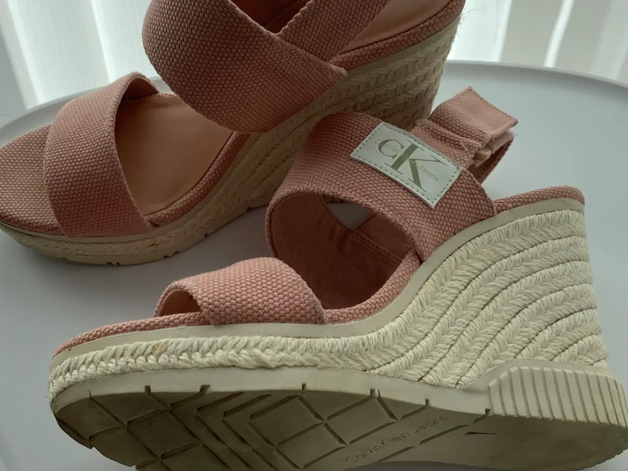 Billede 6 - Calvin Klein kilehæl sandaler – nude, som ny.