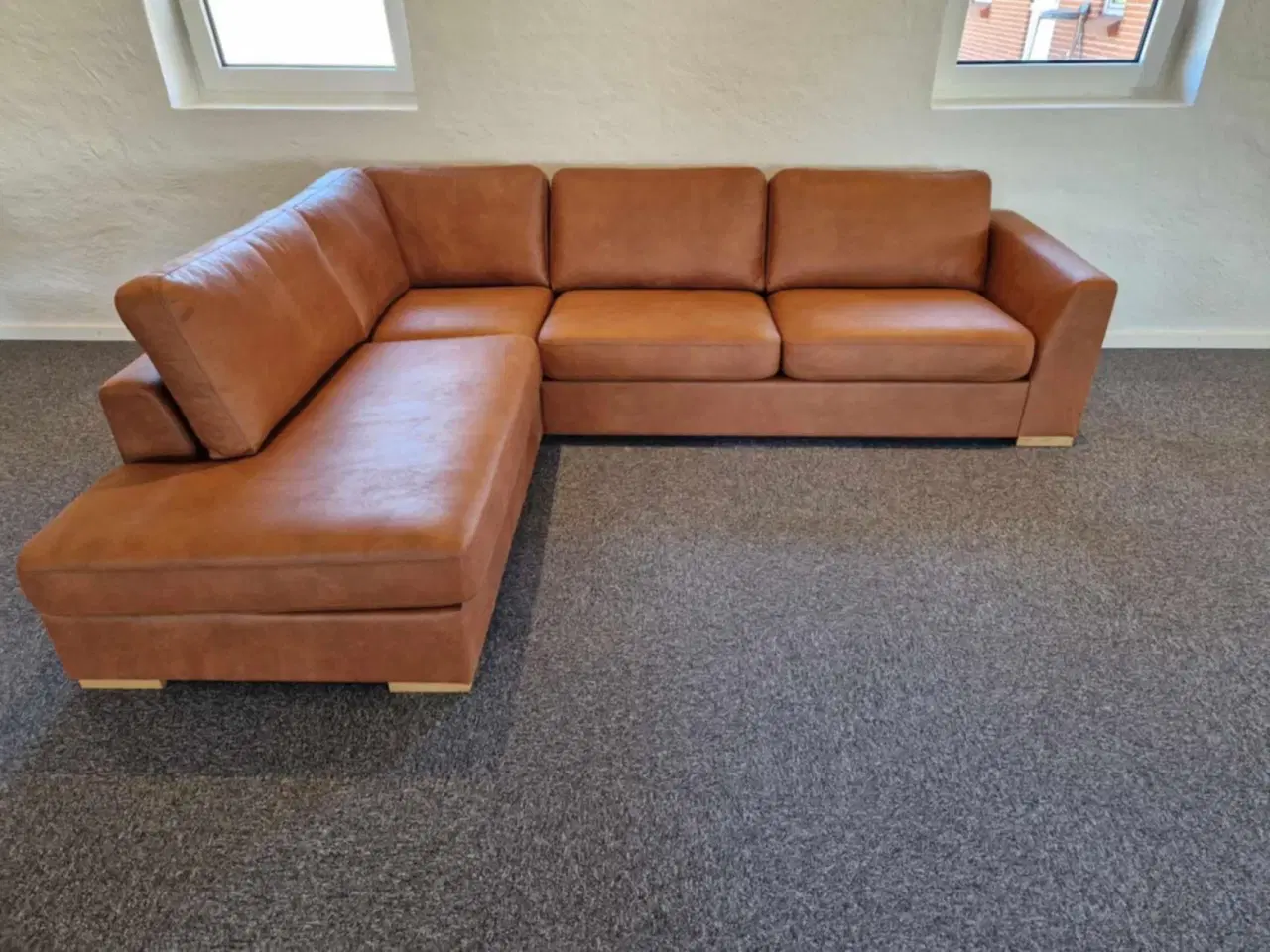 Billede 1 - Ny stor sofa med chaiselong og open end i cognac 