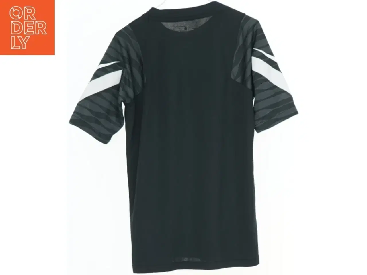 Billede 2 - Sort T-shirt med mønstrede ærmer og hvide detaljer fra Nike (str. M)