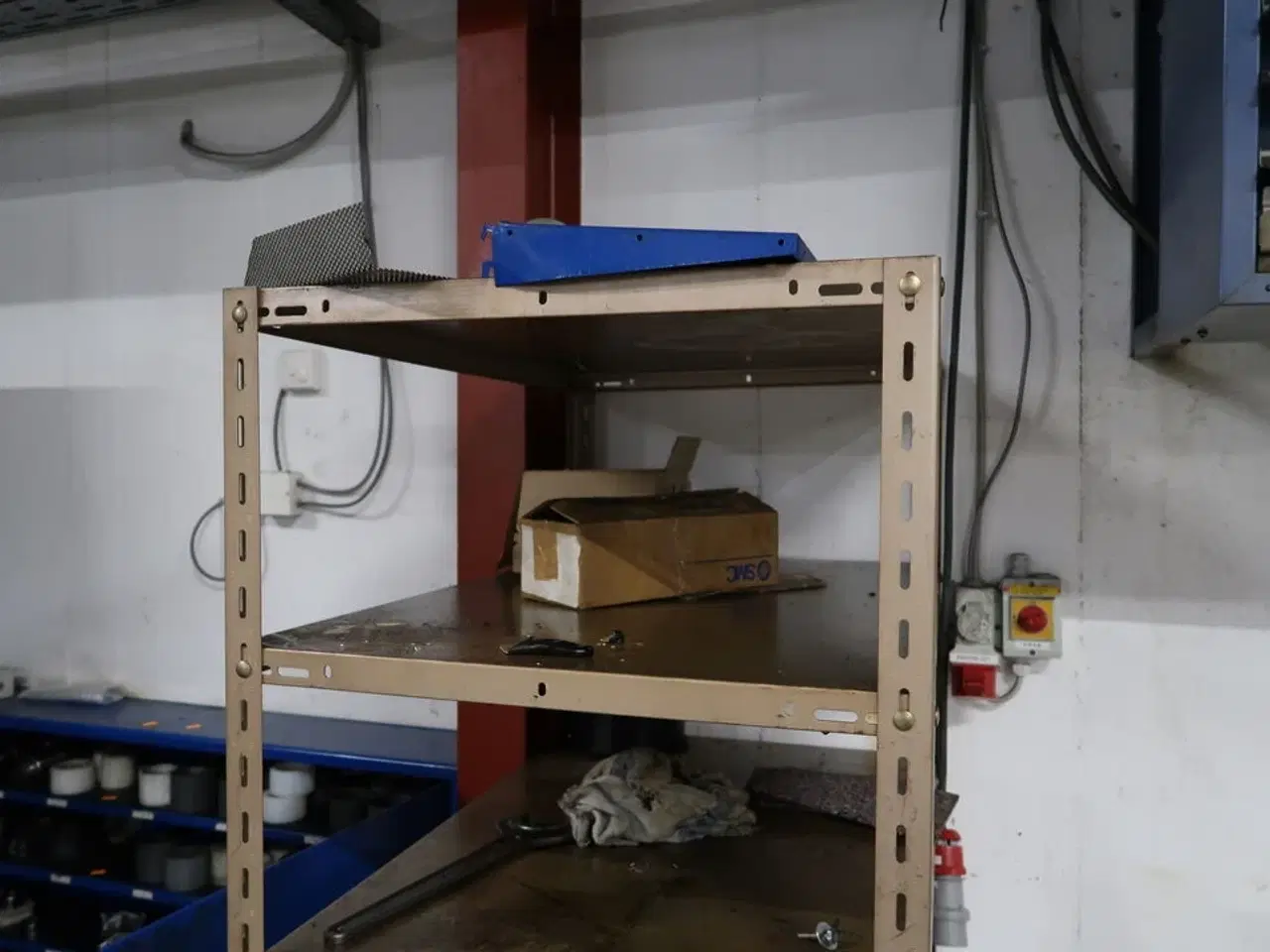 Billede 3 - Reol med indhold