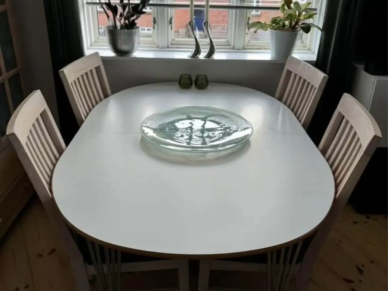 Billede 1 - Spisebord m/udtræk + 1 tillægsplade.