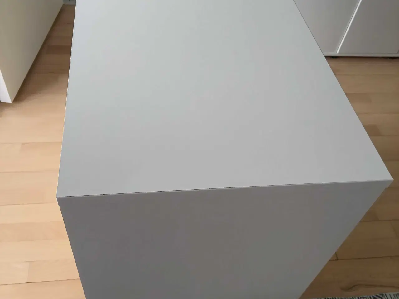 Billede 4 - Lille vitrineskab m. glaslåger