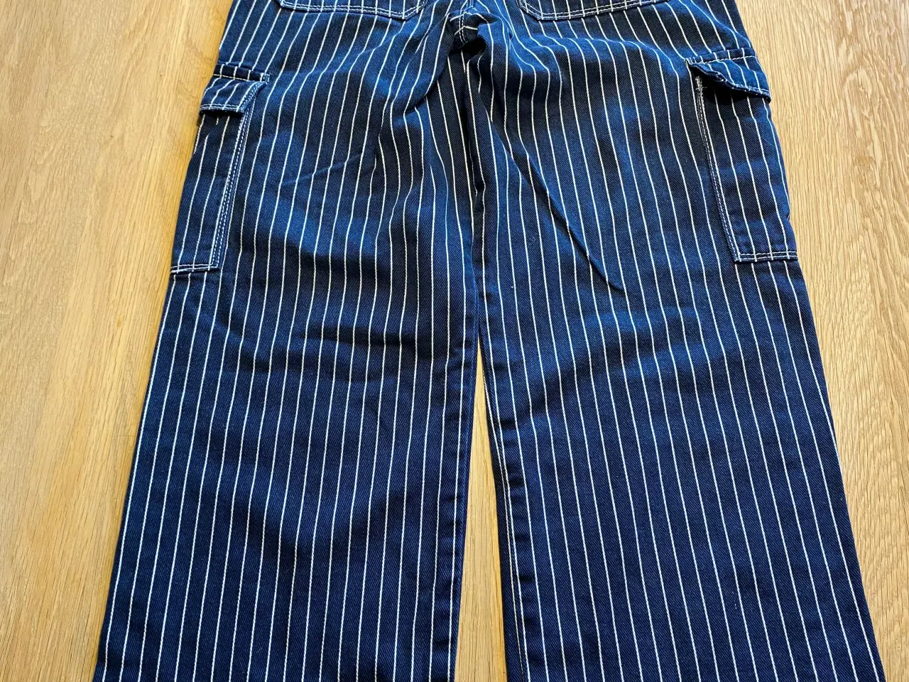 Billede 2 - Stribede jeans med god vide str. 134. Tshirt mm