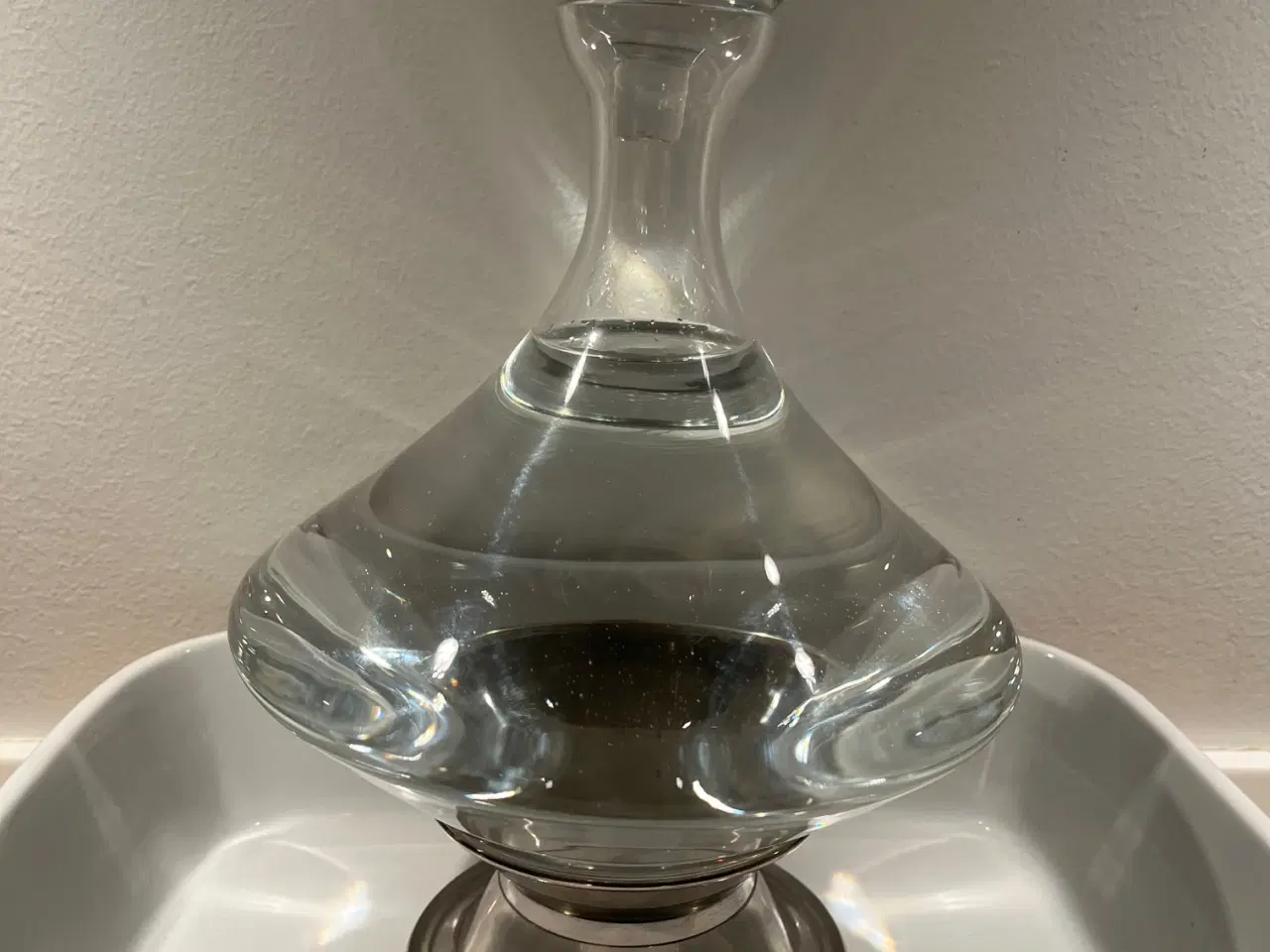 Billede 1 - Dekorativ vinkaraffel med metallisk fod (Højde 27 