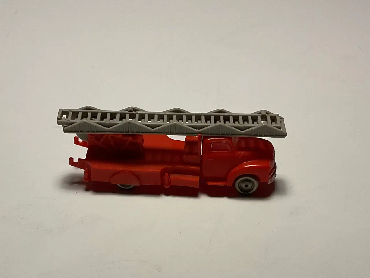 Billede 4 - Lille Lego brandbil ( længde 9 cm )
