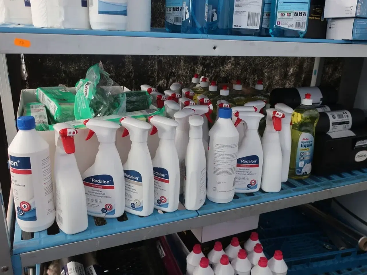 Billede 3 - Reol med rengøringsartikler