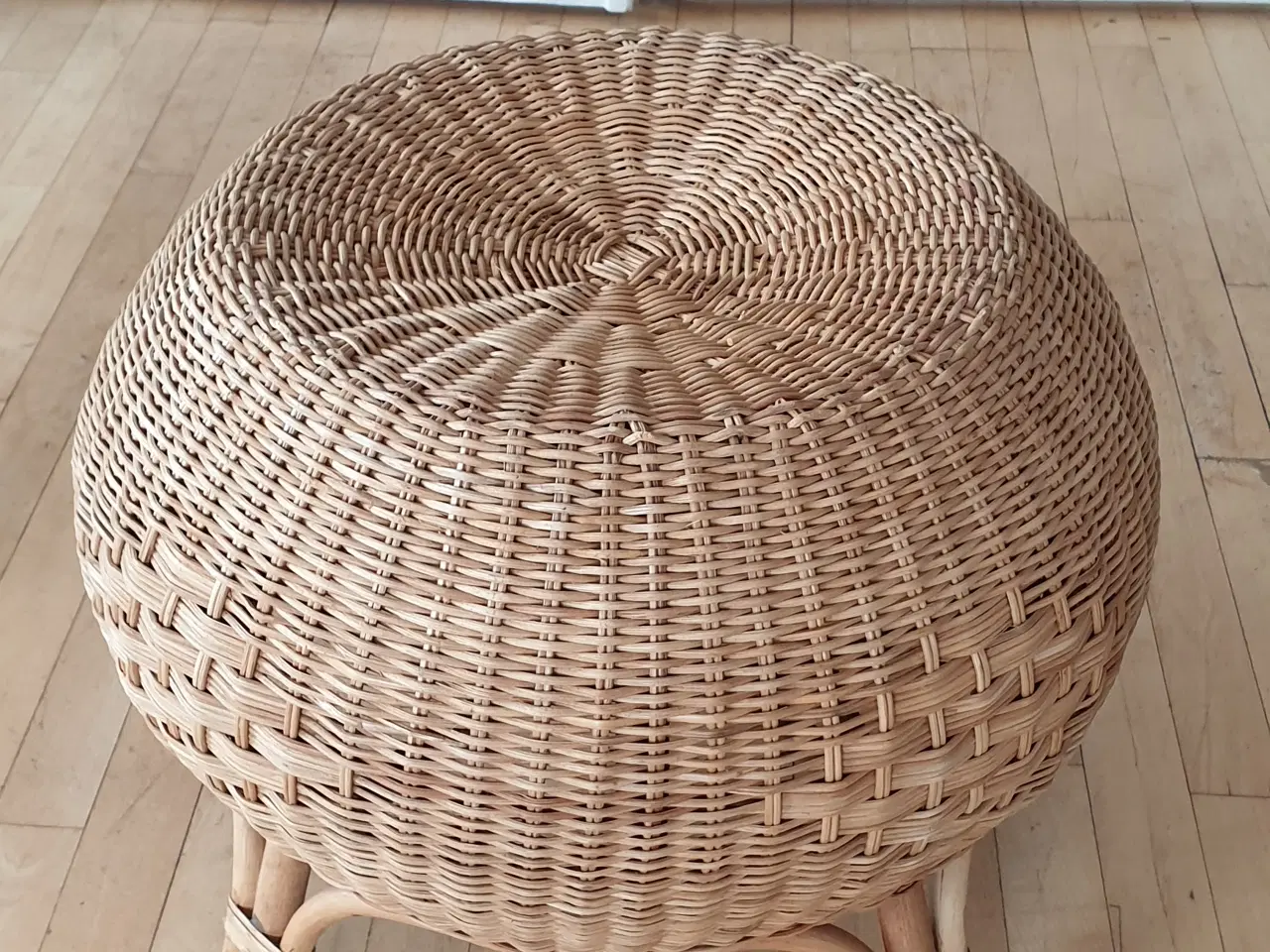 Billede 3 - 70s Rattan Wicker fodskammel.