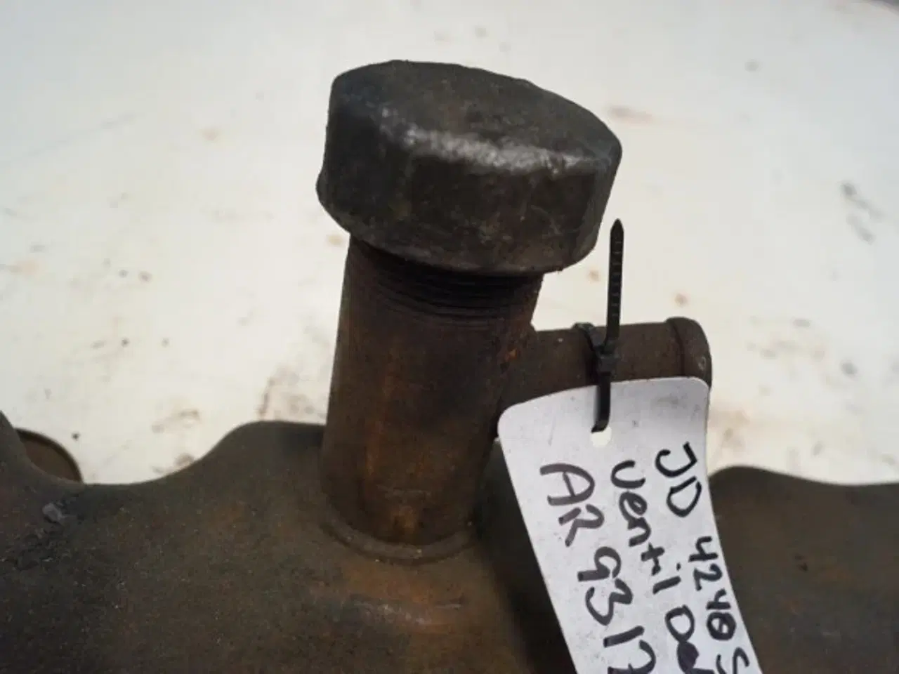 Billede 11 - John Deere 4240S Ventil Doksel AR93172