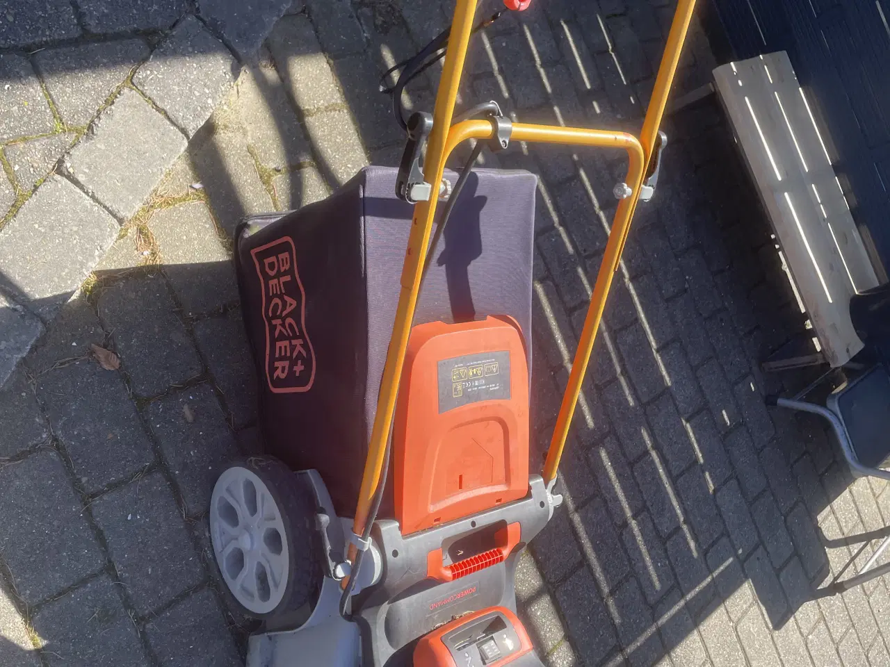 Billede 5 - Black & Decker batteridrevet plæneklipper 