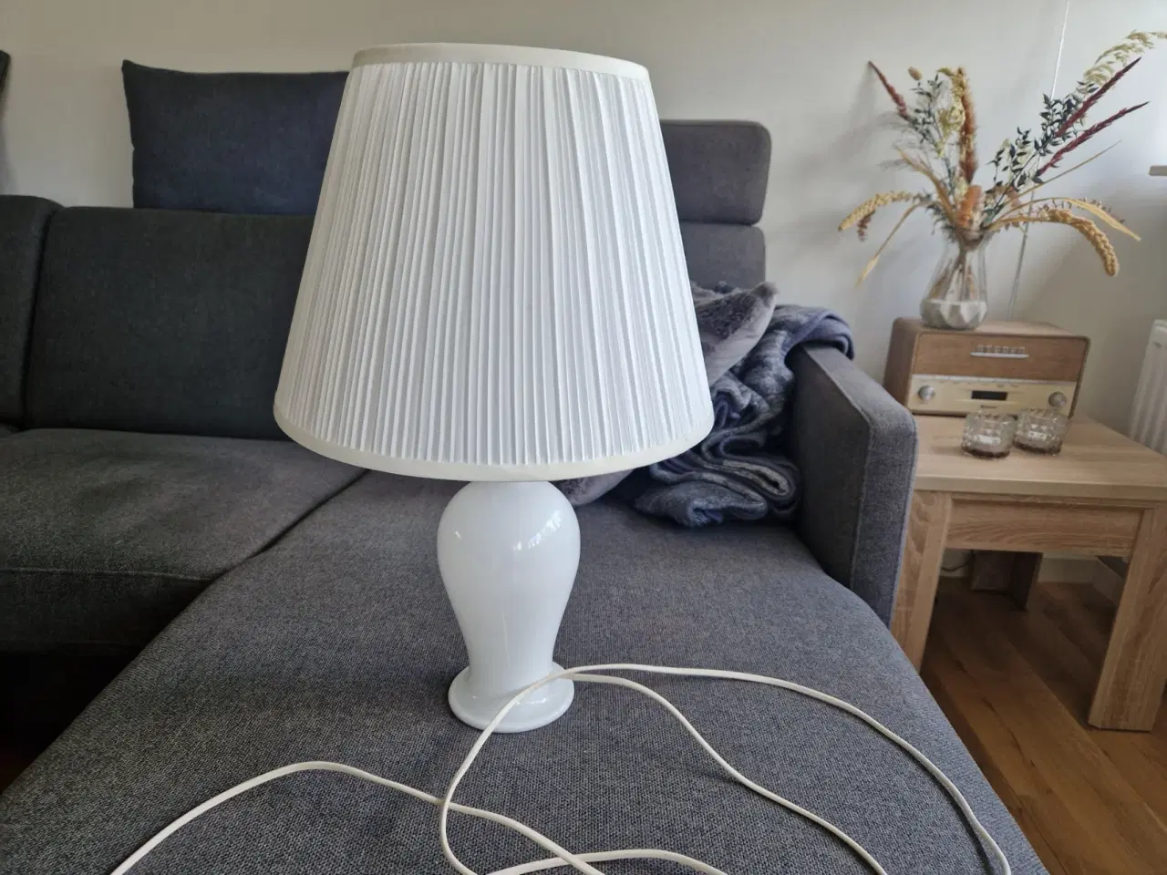 Billede 1 - Hvid porcelæns bordlampe incl skærm/pære