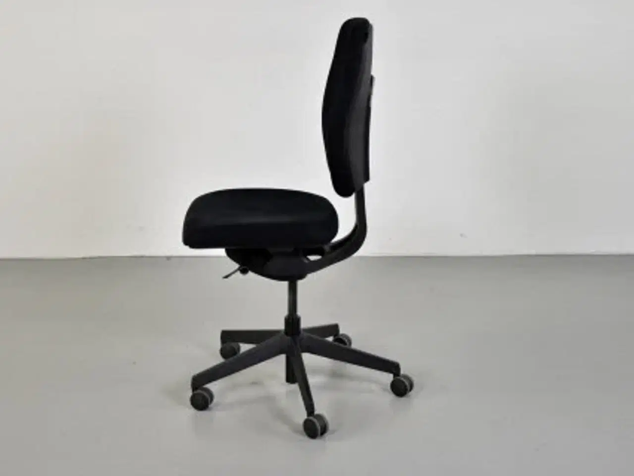 Billede 2 - Duba b8 dash kontorstol med sort alcantara polster og høj ryg