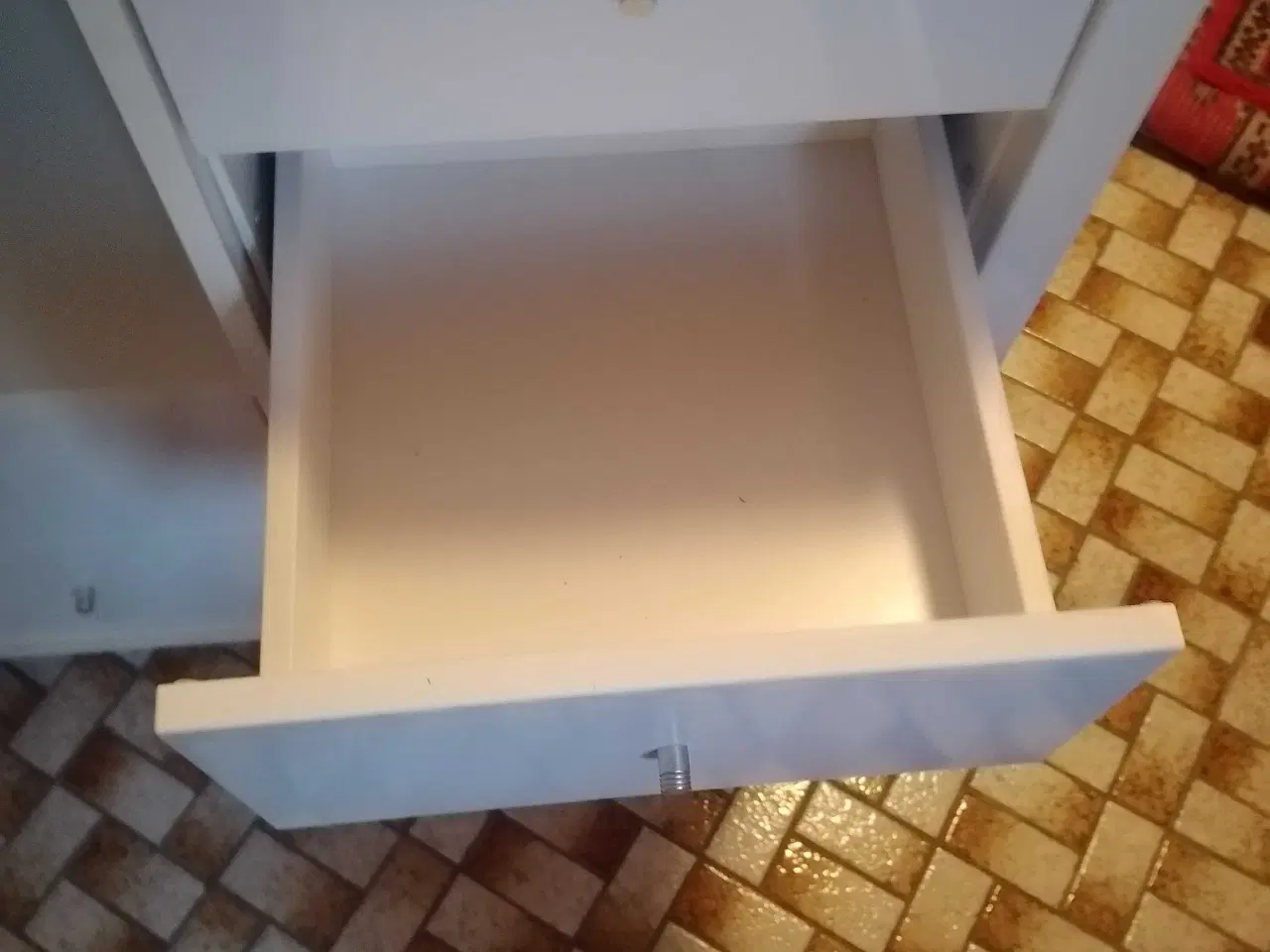 Billede 3 - Skab i lakeret træ med hjul under