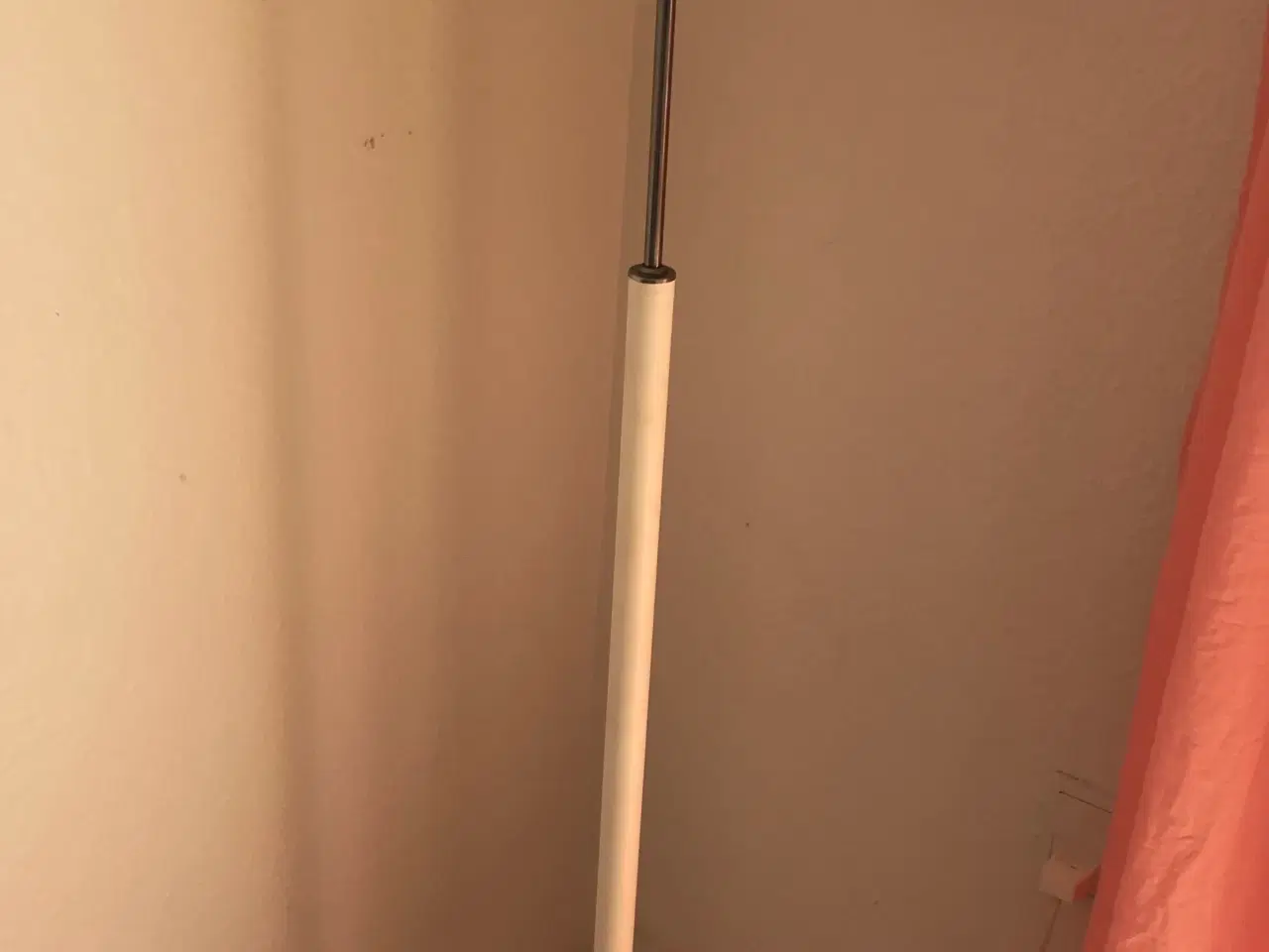 Billede 1 - Hvid gulvlampe. 120 cm høj. 40 cm i diameter. Pæn.
