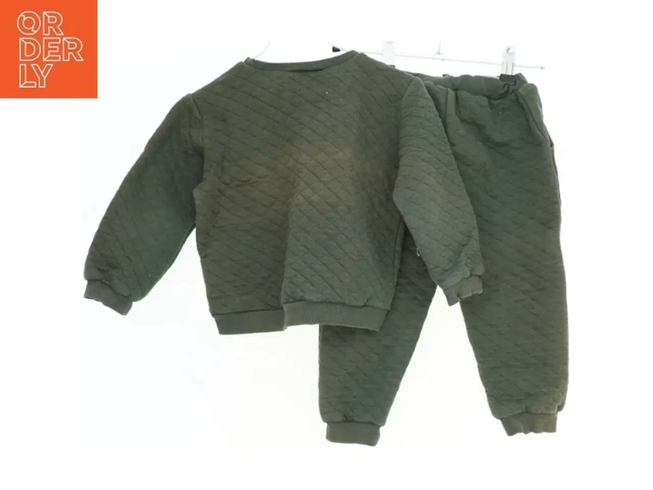 Billede 2 - Grønt joggingsæt med 'ADVENTURE' tryk fra Friends (str. 98)